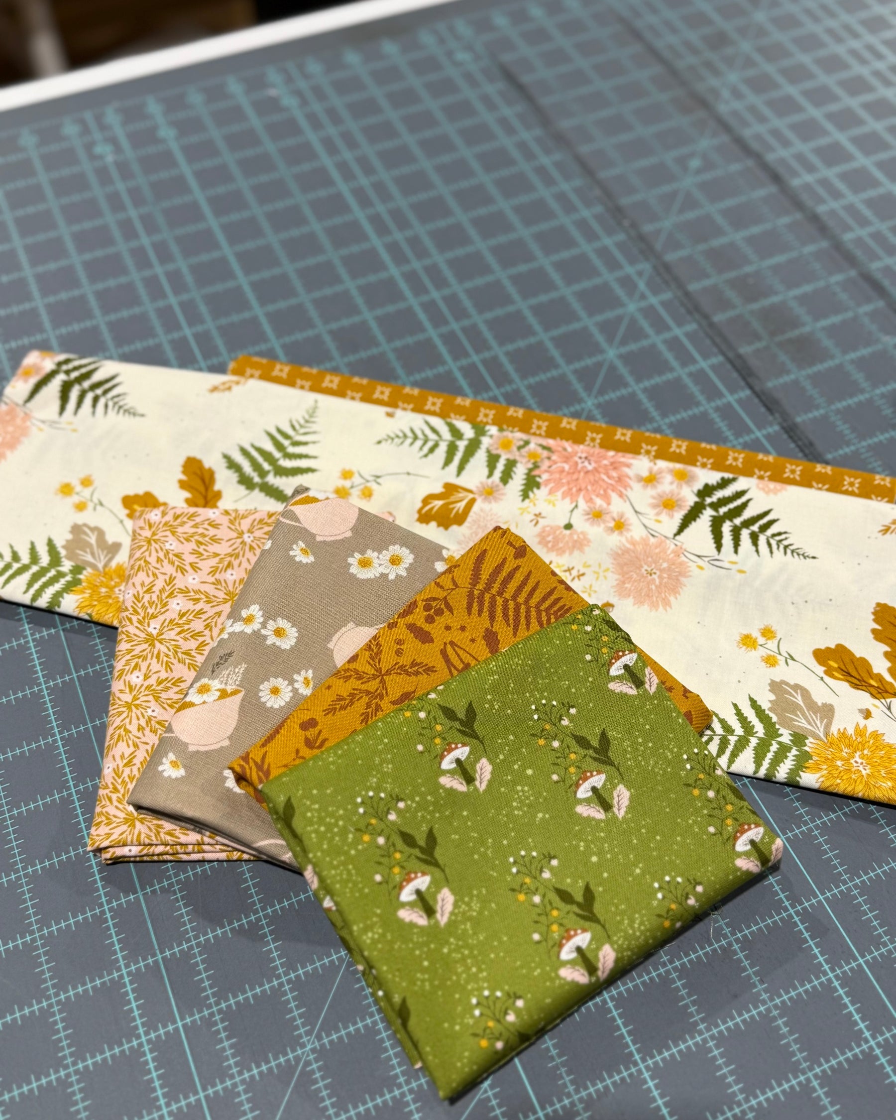 Beachcomber Table Runner Kit (Villa Rosa Pattern) - Happy Little Quilt Shop