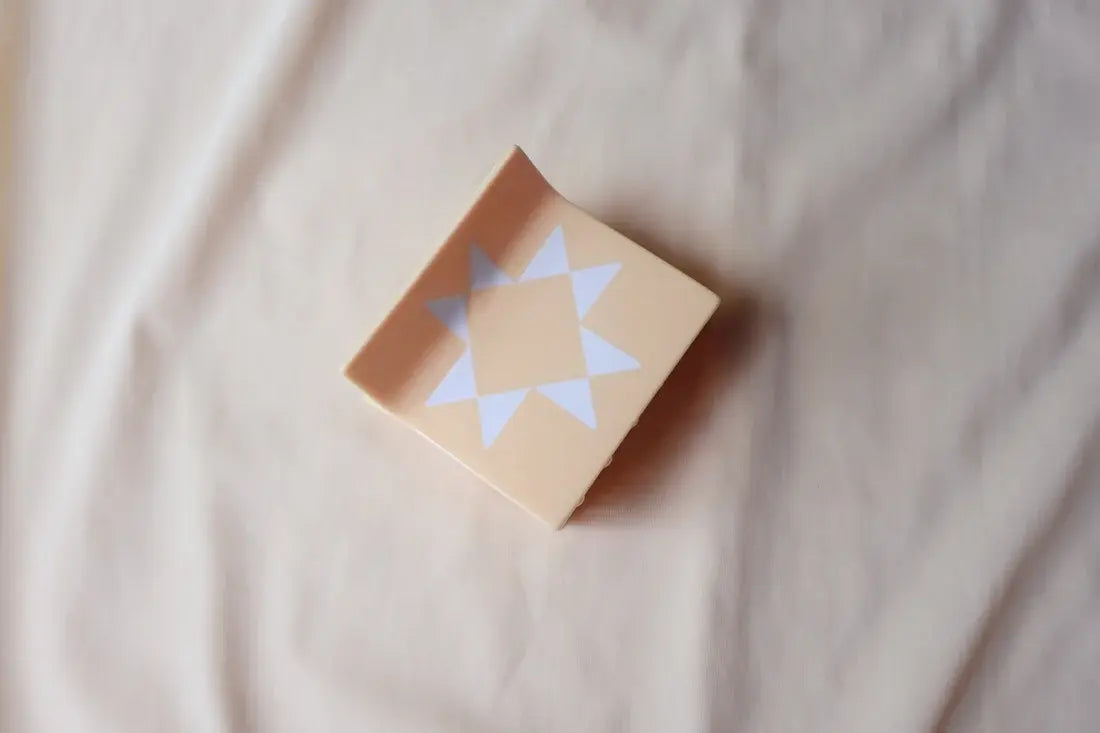 Butter Sawtooth Star Claw Cli[p (M) - Happy Little Quilt Shop