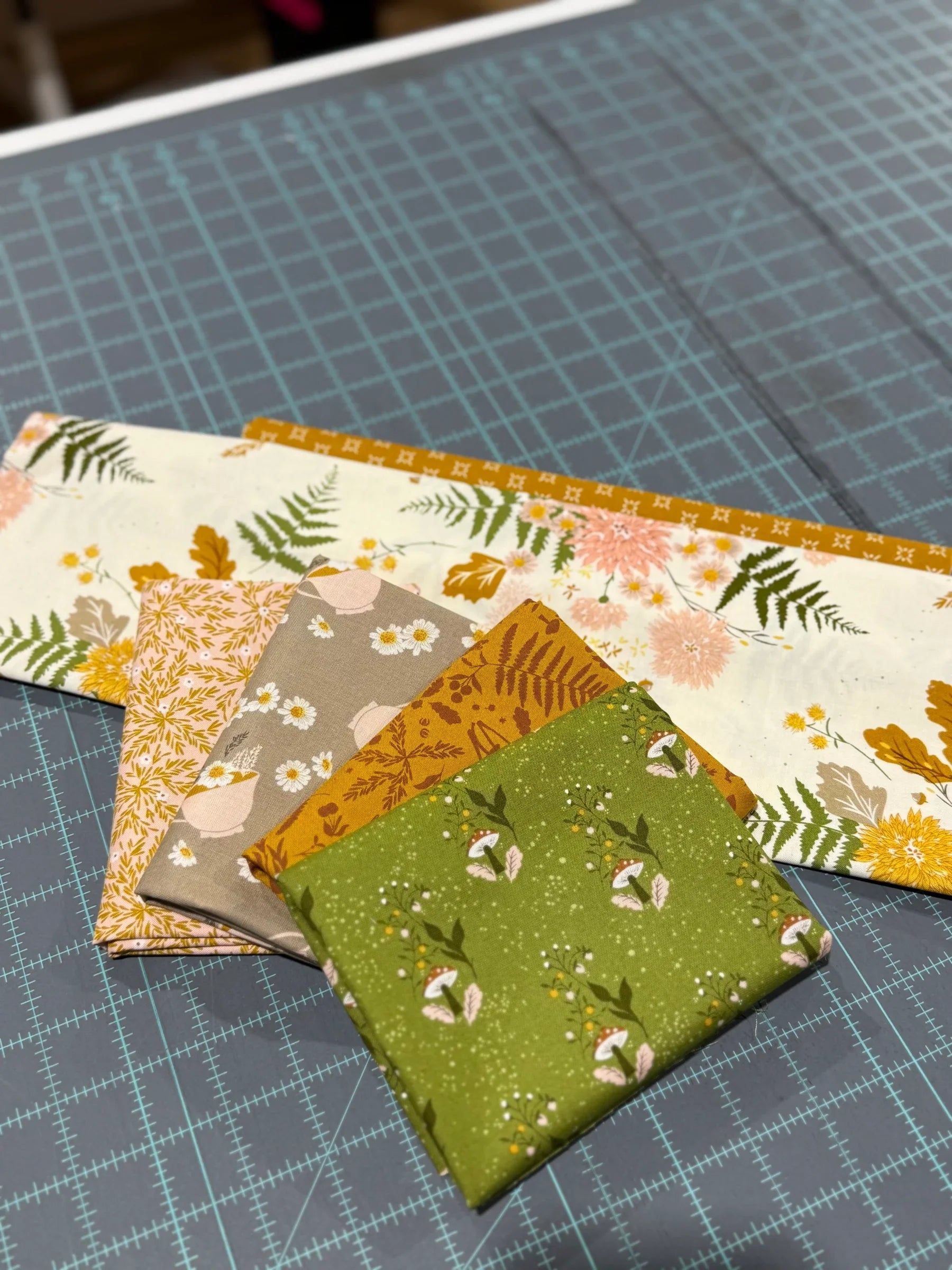 Beachcomber Table Runner Kit (Villa Rosa Pattern) - Happy Little Quilt Shop